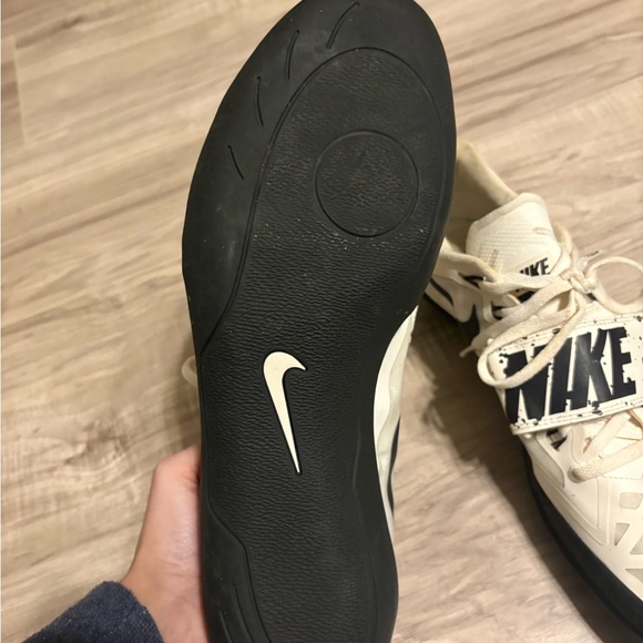 Nike Black and White Field Throws Shoes - Picture 4 of 5